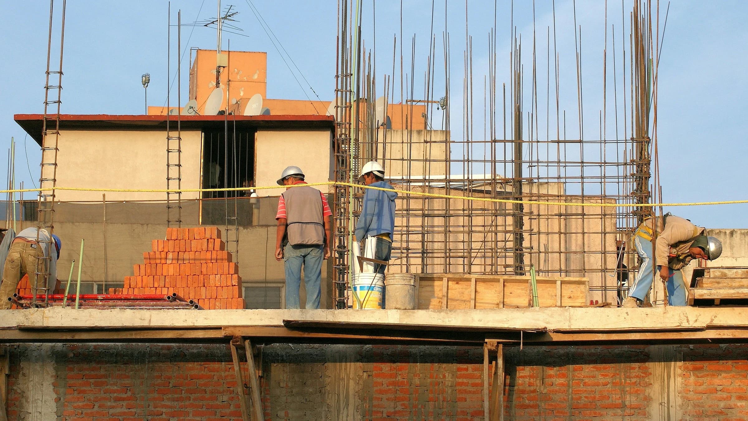 Equipe em obra montando estrutura de laje e ferragem armada do Grupo Salvatta